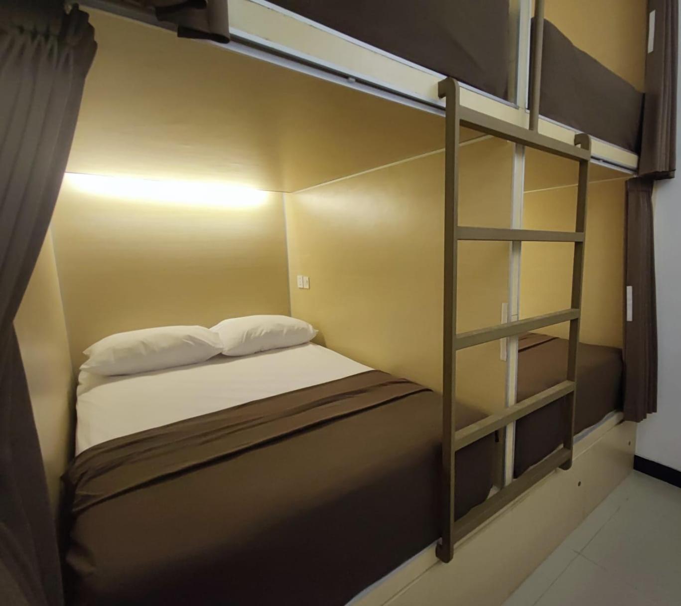Fora Capsule Hostel Tuban Кута Екстер'єр фото